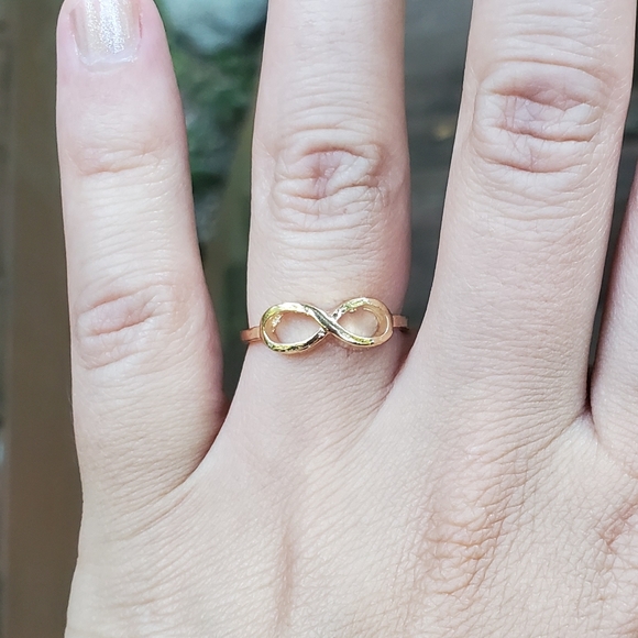 NWOT Dainty Gold Trinity Ring, sz 5.75 - Picture 6 of 7